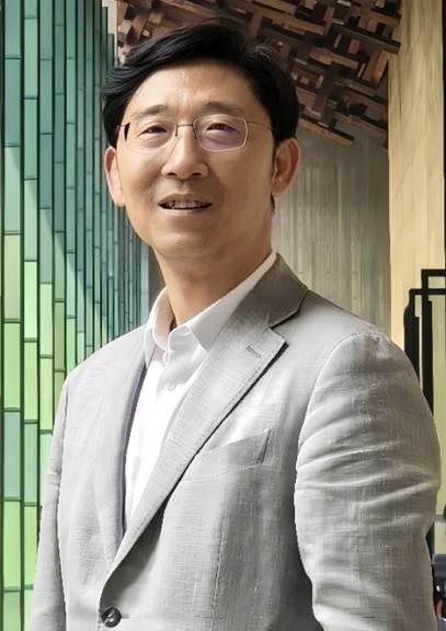 穿白色衣服的人在微笑 AI 生成的内容可能不正确。